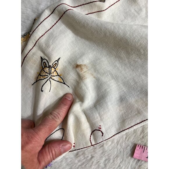 Crochet butterfly embroidered springtime butterfly lace edge tablecloth - Picture 7 of 7